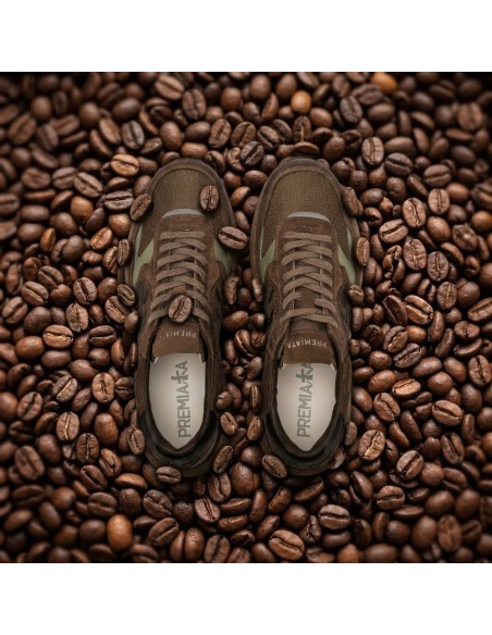 zapatilla Premita Mick 0.1 8436 vista cenital dos zapatillas sobre granos de cafe
