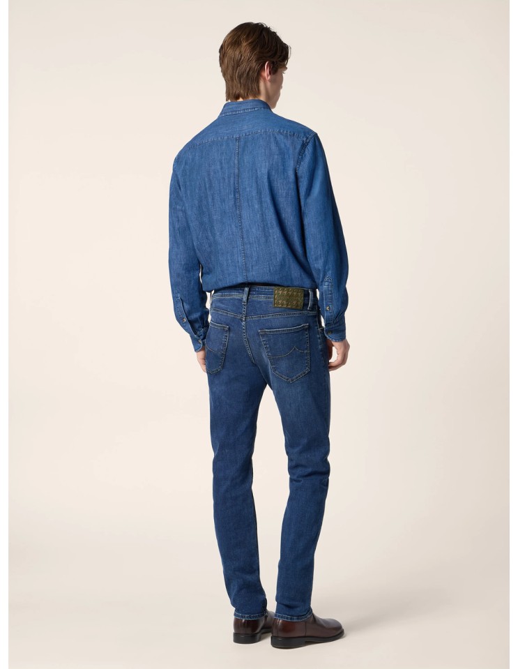 Pantalones vaqueros Bard en denim elástico azul medio con lavado vintage vista espalda con camisa vaquera