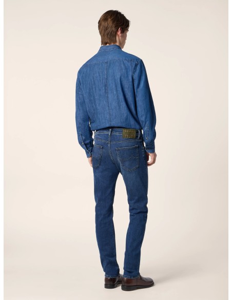 Pantalones vaqueros Bard en denim elástico azul medio con lavado vintage vista espalda con camisa vaquera