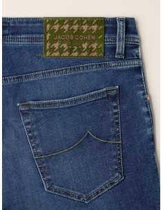 Pantalones vaqueros Bard en denim elástico azul medio con lavado vintage vista frontal 2
