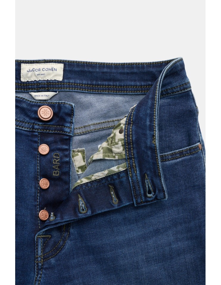 Pantalones vaqueros Bard en denim elástico azul medio con lavado vintage detalle botonadura