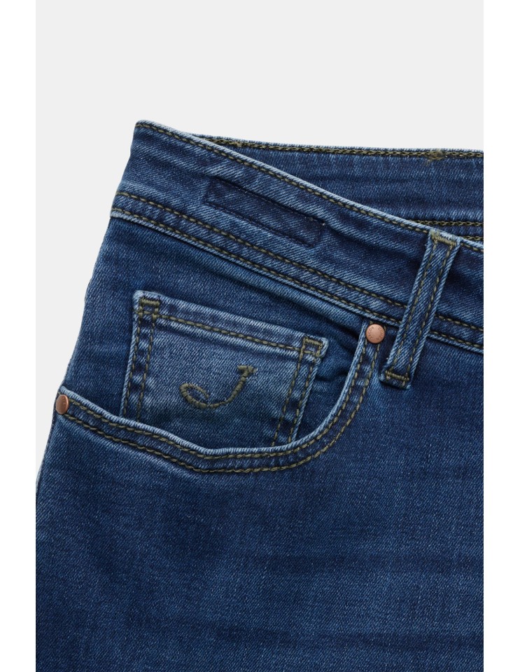 Pantalones vaqueros Bard en denim elástico azul medio con lavado vintage detalle bordado en bolsillo