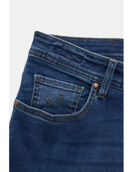 Pantalones vaqueros Bard en denim elástico azul medio con lavado vintage detalle bordado en bolsillo