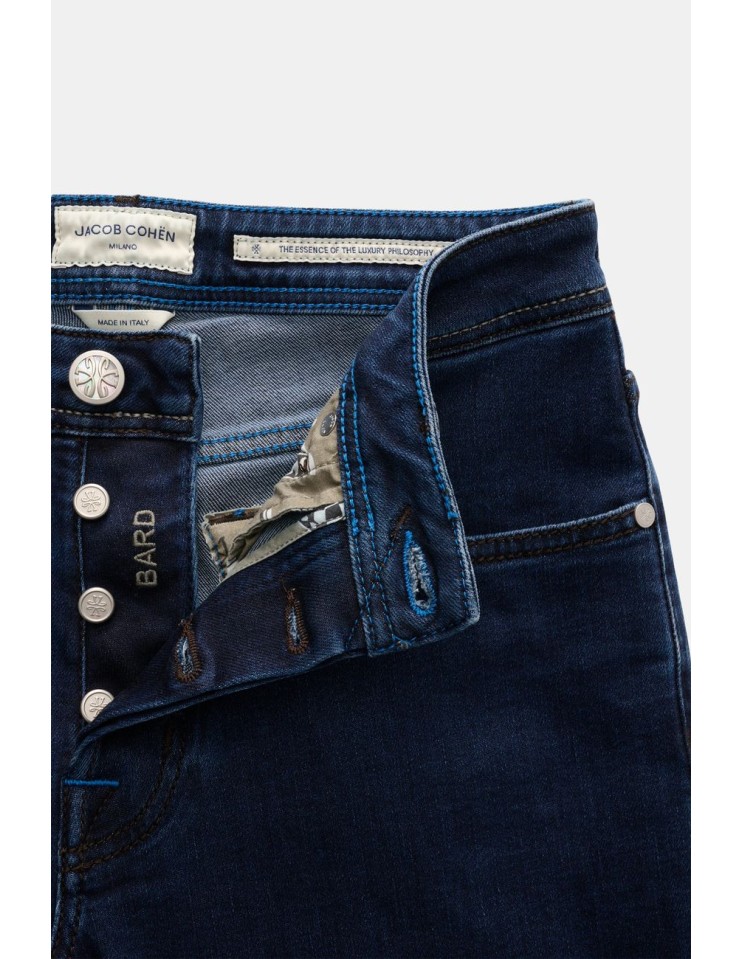 Jacob Cohën Jeans Bard lavado oscuro edición especial F1 detalle botonadura y bordado de modelo