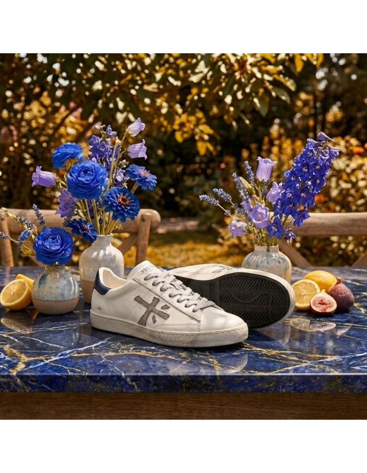 Premiata Steven Print Edition blanco talonera azul y logo gris steven 8479 vista sobre mesa