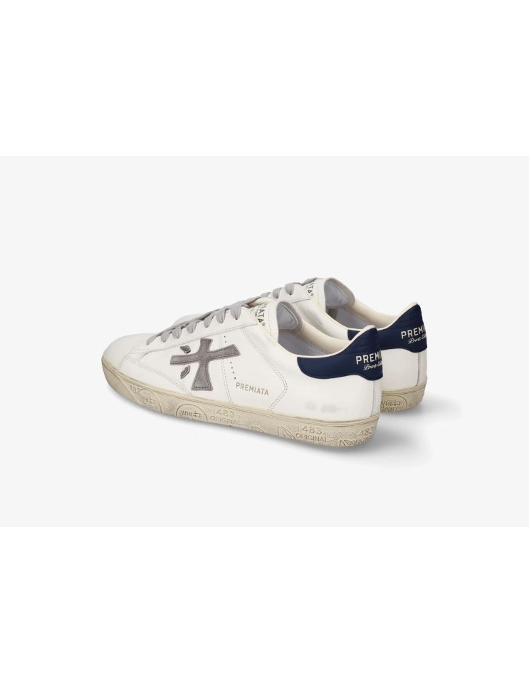 Premiata Steven Print Edition blanco talonera azul y logo gris steven 8479 vista  lateral trasera de las dos zapatillas juntas