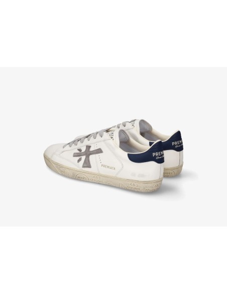 Premiata Steven Print Edition blanco talonera azul y logo gris steven 8479 vista  lateral trasera de las dos zapatillas juntas