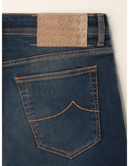 Almirante Seis jeans Bard de Jaco Cohën en denim elástico azul oscuro con lavado vintage detalle parche beige en pata de gallo