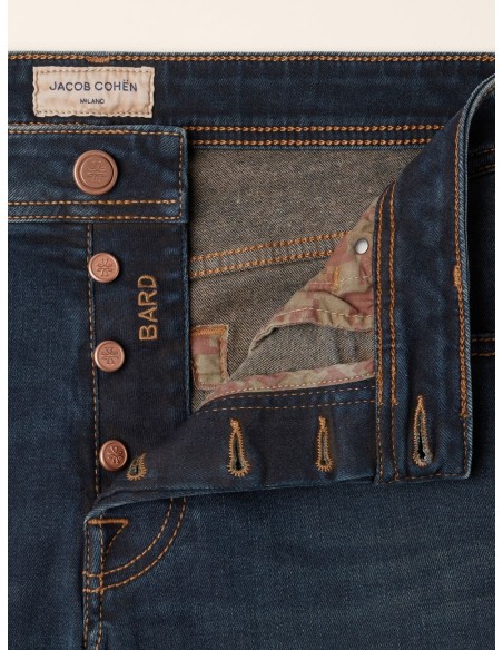 Almirante Seis jeans Bard de Jaco Cohën en denim elástico azul oscuro con lavado vintage detalle botonadura