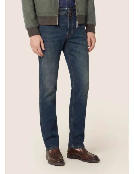 Almirante Seis jeans Bard de Jaco Cohën en denim elástico azul oscuro con lavado vintage puesto en maniqui vista frontal