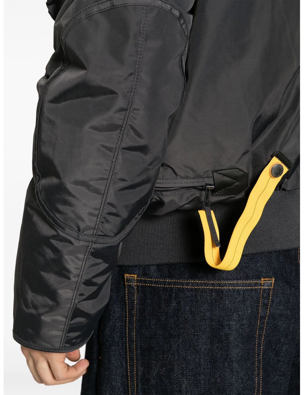 Ego Madrid cazadora PARAJUMPERS Masterpiece Bomber Gobi gris phantom MA01 detalle iconico tirador trasero amarillo