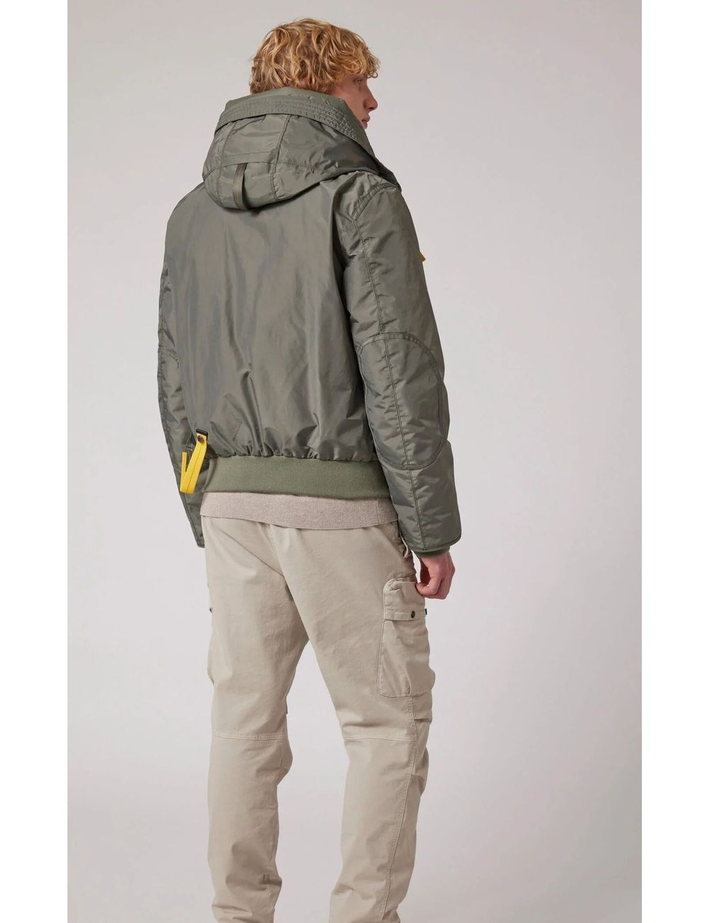 Ego Madrid cazadora PARAJUMPERS Masterpiece Bomber Gobi verde MA01 vista espalda en hombre con pantalones claros