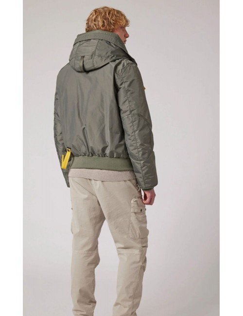 Ego Madrid cazadora PARAJUMPERS Masterpiece Bomber Gobi verde MA01 vista espalda en hombre con pantalones claros
