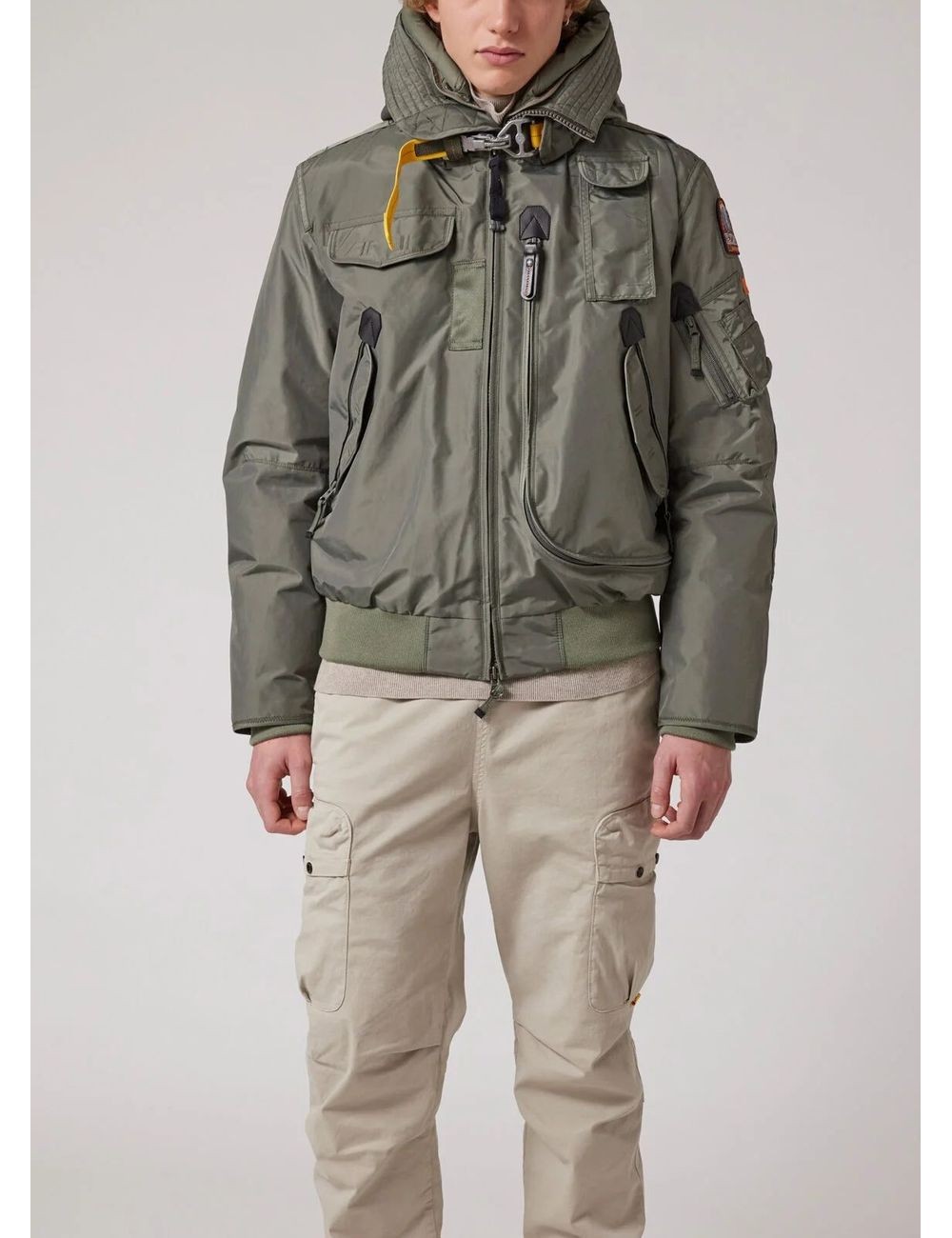 Ego Madrid cazadora PARAJUMPERS Masterpiece Bomber Gobi verde MA01 vista frontal en hombre con pantalones claros