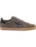 Premiata Steven piel gris plomo con logo azul y talón negro