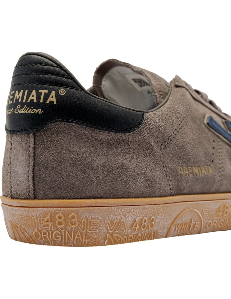 Premiata Steven 8475 piel gris plomo con logo azul y talón negro