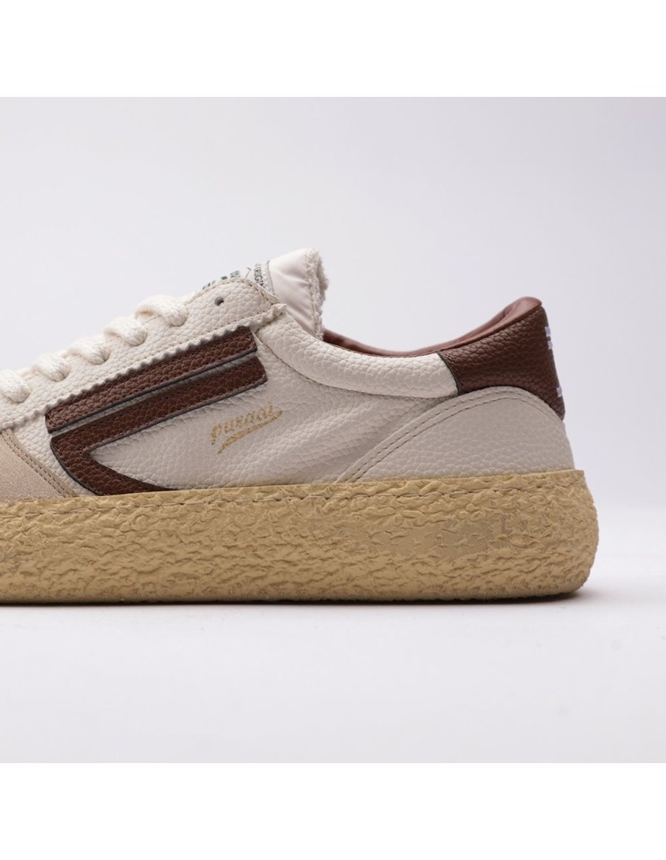 PURAAI zapatilla vegana Vintage Cognac blanca detalle material y contraste logo