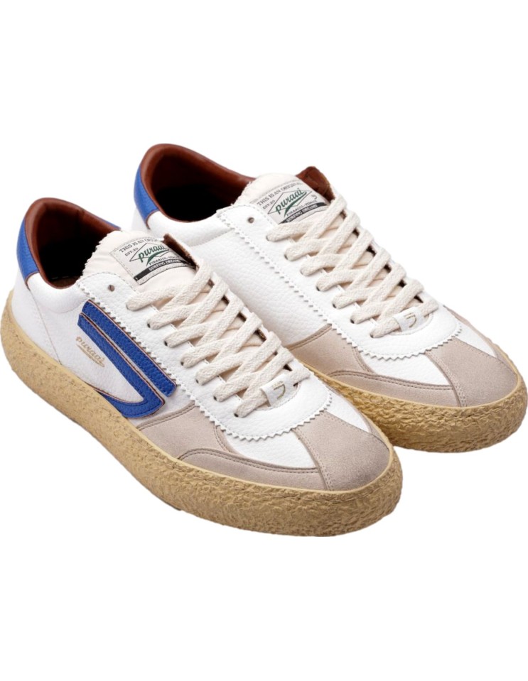 PURAAI zapatilla vegana Vintage Sambuca blanca y logo azul royal dos pies en diagonal