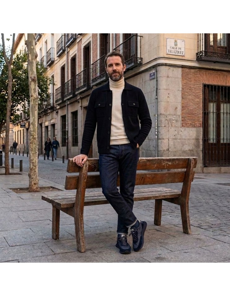 Zanone - Slowear chaqueta punto estilo Sahariana azul lana merino puesta en un hombre con vaqueros