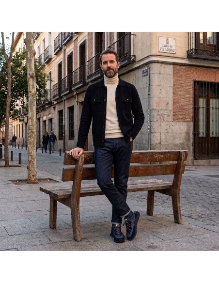 Zanone - Slowear chaqueta punto estilo Sahariana azul lana merino puesta en un hombre con vaqueros