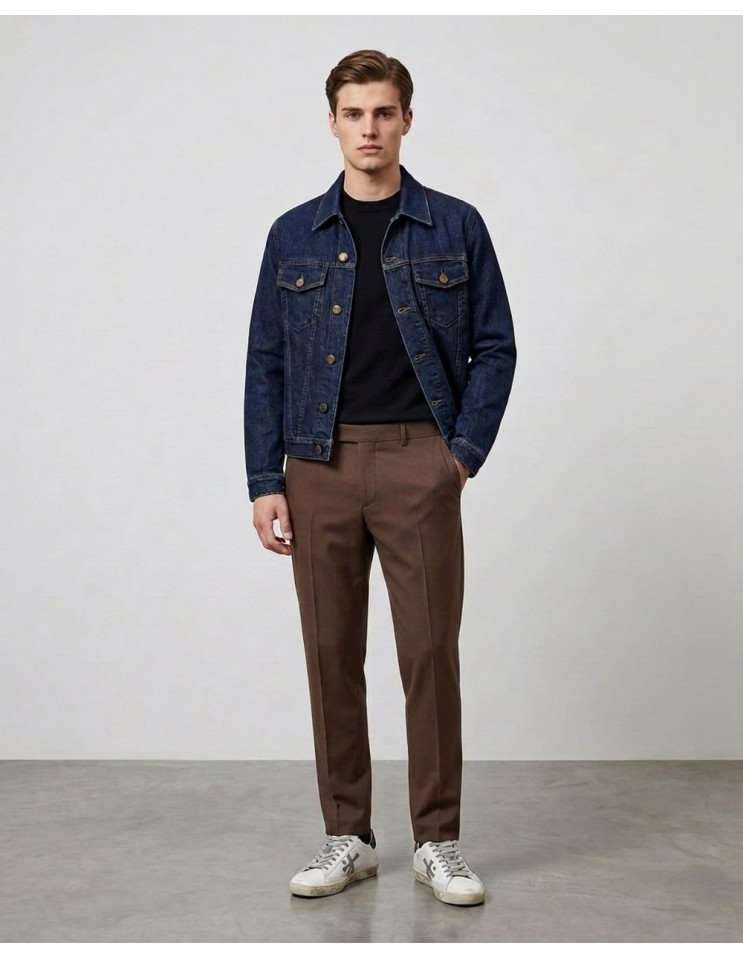 JACOB COHËN Cazadora vaquera azul vista frontal puesta en un hombre desabrochada y con pantalones marrones
