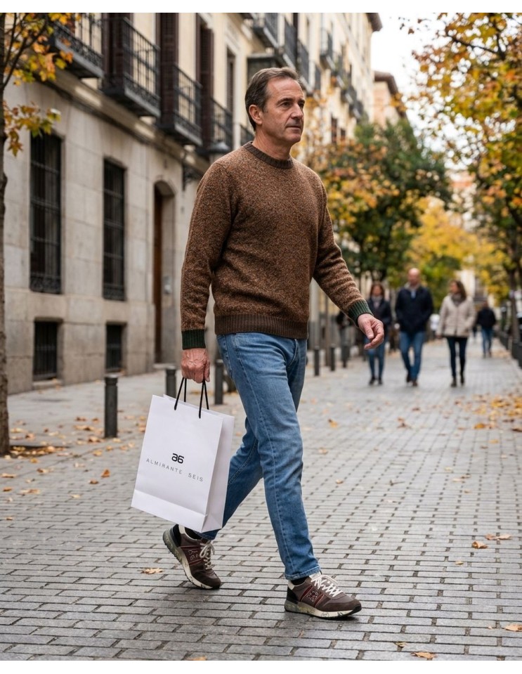 Bob Jersey cuello redondo jaspeado marrón y naranja andando por la calle con la bolsa de Almirante Seis
