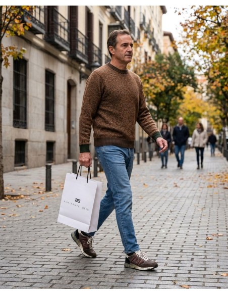 Bob Jersey cuello redondo jaspeado marrón y naranja andando por la calle con la bolsa de Almirante Seis