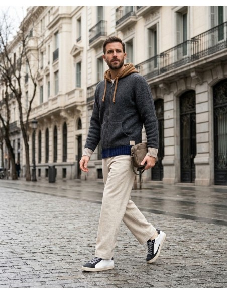 Cardigan Bob gris con capucha y contrastes  – Lana Shetland Zegna Baruffa andando por la calle con un pantalón blanco
