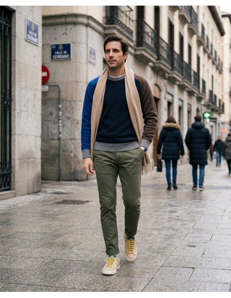 Jersey de cuello redondo Bob en lana Zegna Baruffa – tricolor marino, marrón y gris  puesto en un hombre por la calle