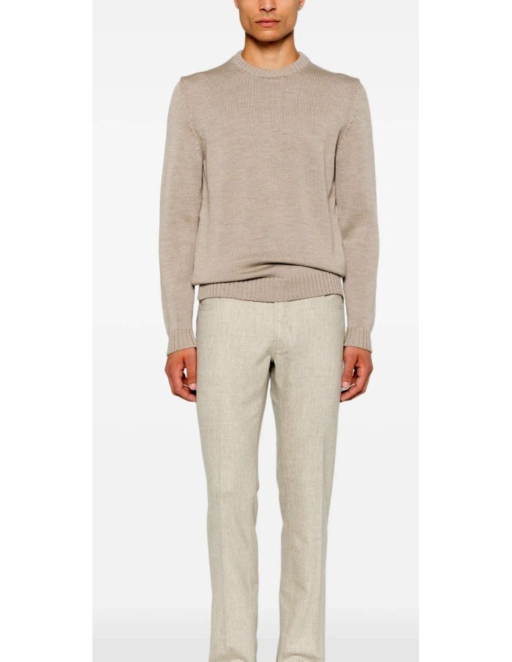 ersey-zanone-giro-beige-cuello-redondo vista pueto en hombre con pantalones claros
