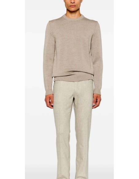 ersey-zanone-giro-beige-cuello-redondo vista pueto en hombre con pantalones claros