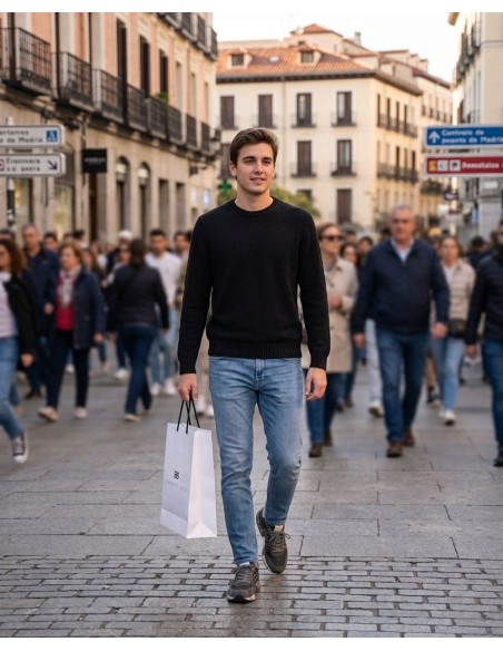 Fedeli jersey Argentina Merinos Light Fast negro lavado en un hombre joven andando por la calle con una bolsa blanca