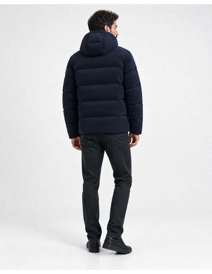 RRD Superrduck Tubic 14 Jkt azul con capucha vista espalda puesta en un hombre