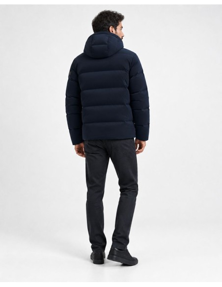 RRD Superrduck Tubic 14 Jkt azul con capucha vista espalda puesta en un hombre