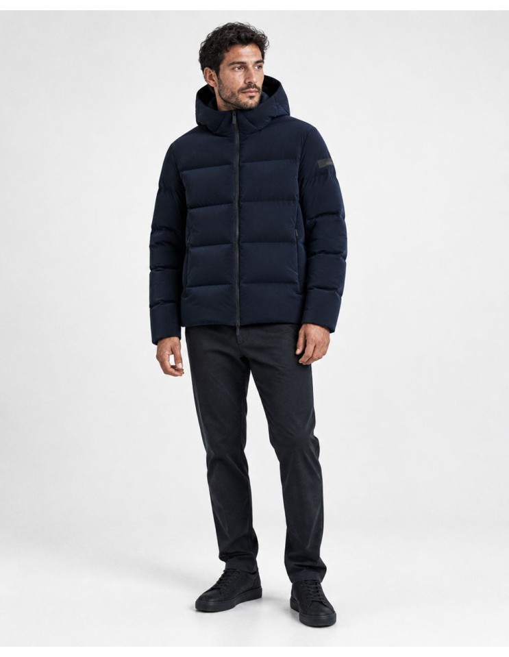 RRD Superrduck Tubic 14 Jkt azul con capucha vista frontal puesta en un hombre joven