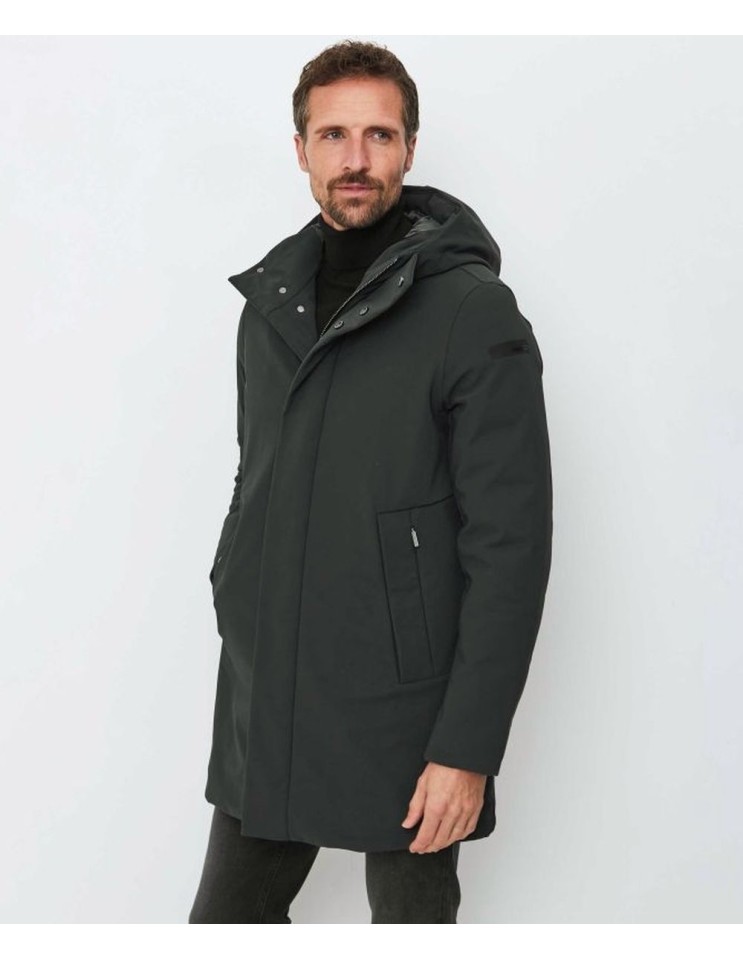 RRD Winter Eskimo parka hombre verde con Plumón de Pato 90/10 y Tejido SURFLEX® puesta en un hombre vista frontal