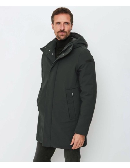 RRD Winter Eskimo parka hombre verde con Plumón de Pato 90/10 y Tejido SURFLEX® puesta en un hombre vista frontal