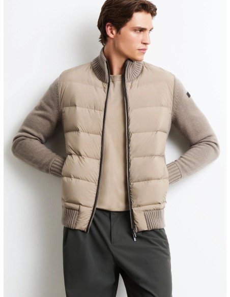 Chaqueta híbrida RRD de plumón de pato 90/10 con mangas de lana y cachemira vista frontal abierta
