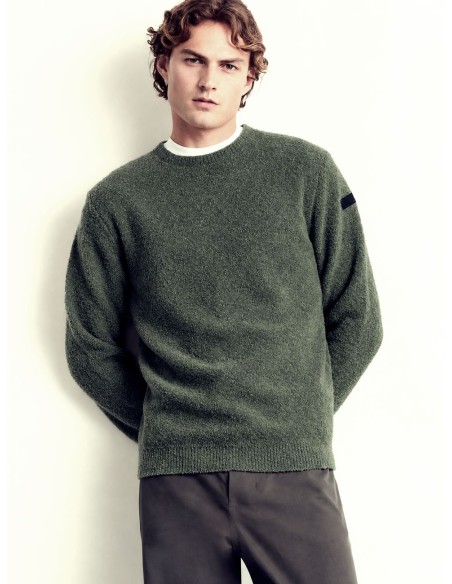 Jersey RRD Bouclé Round Knit verde de cuello redondo puesto en maniquí vista frontal