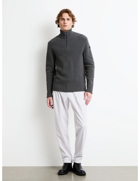 Jersey Cinematt RRD gris con media cremallera, vista frontal con pantalones blancos
