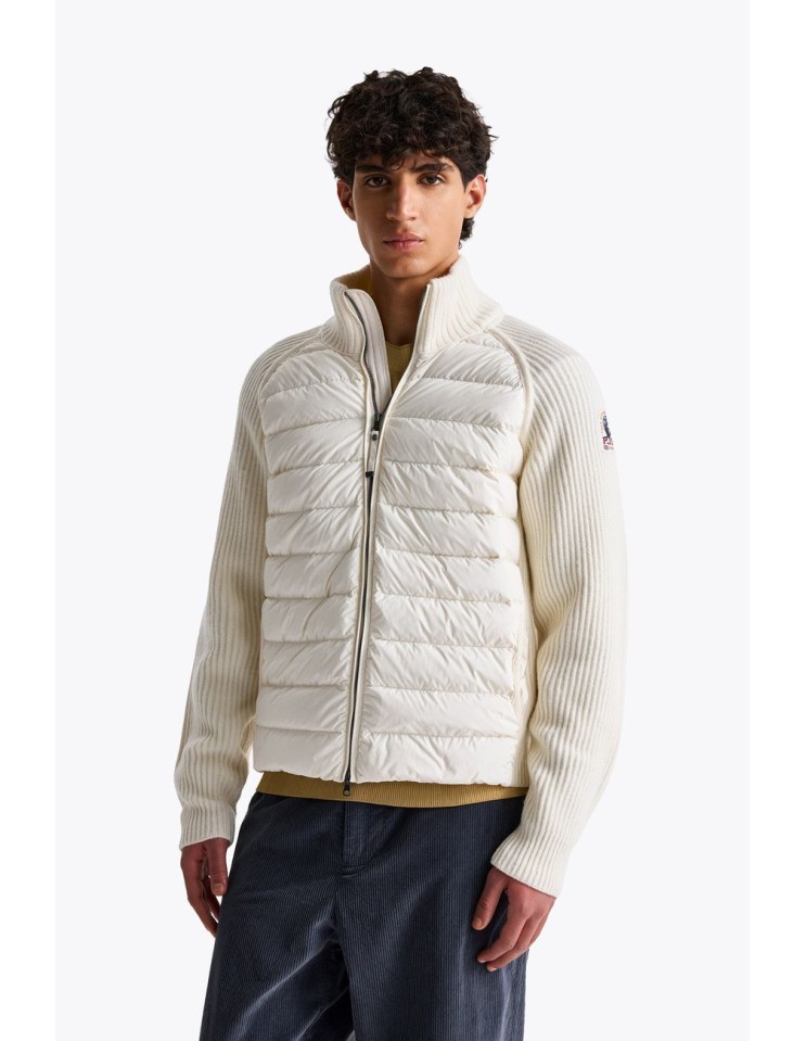 Olmo Cardigan híbrido de Parajumpers en color blanco roto vista frontal puest en un hombre