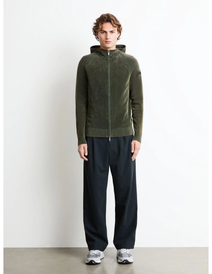 Modelo con sudadera capucha cremallera completa raglán