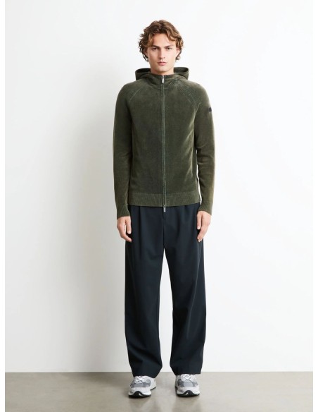 Modelo con sudadera capucha cremallera completa raglán