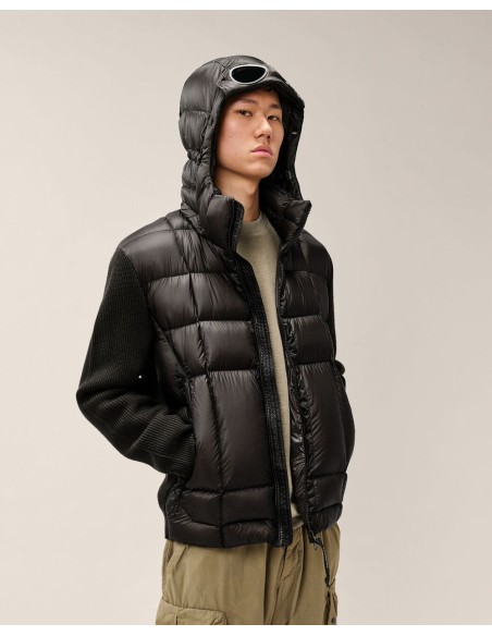 C.P. Company Merino Wool Padded Hybrid Hood Jacket negro con gafas puestas en un hombre con la cazadora abierta
