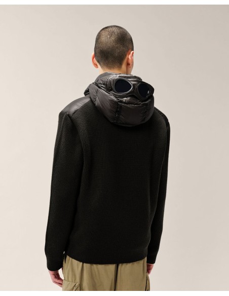 C.P. Company Merino Wool Padded Hybrid Hood Jacket negro con gafas de espaldas