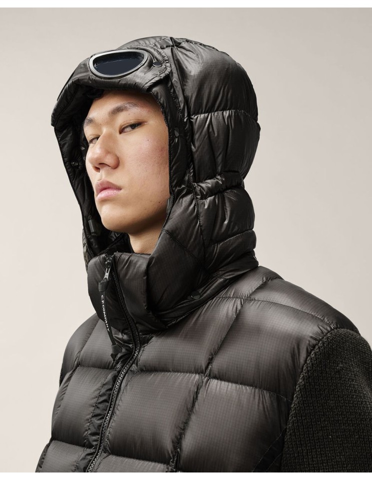 C.P. Company Merino Wool Padded Hybrid Hood Jacket negro detalle capucha y gafas