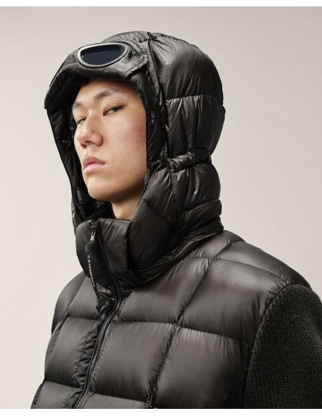 C.P. Company Merino Wool Padded Hybrid Hood Jacket negro detalle capucha y gafas