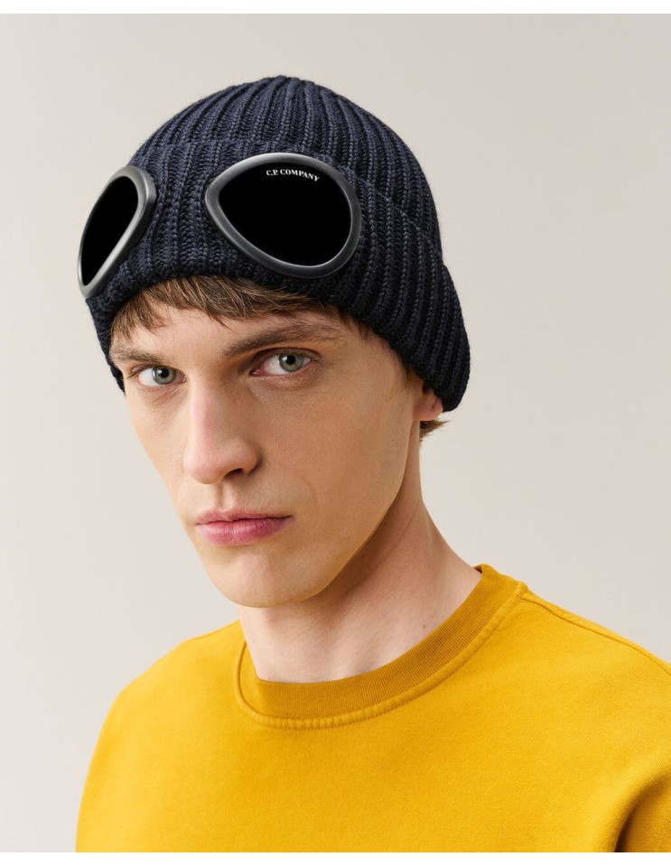 C.P. COMPANY gorro lana merino azul con gafas puesto