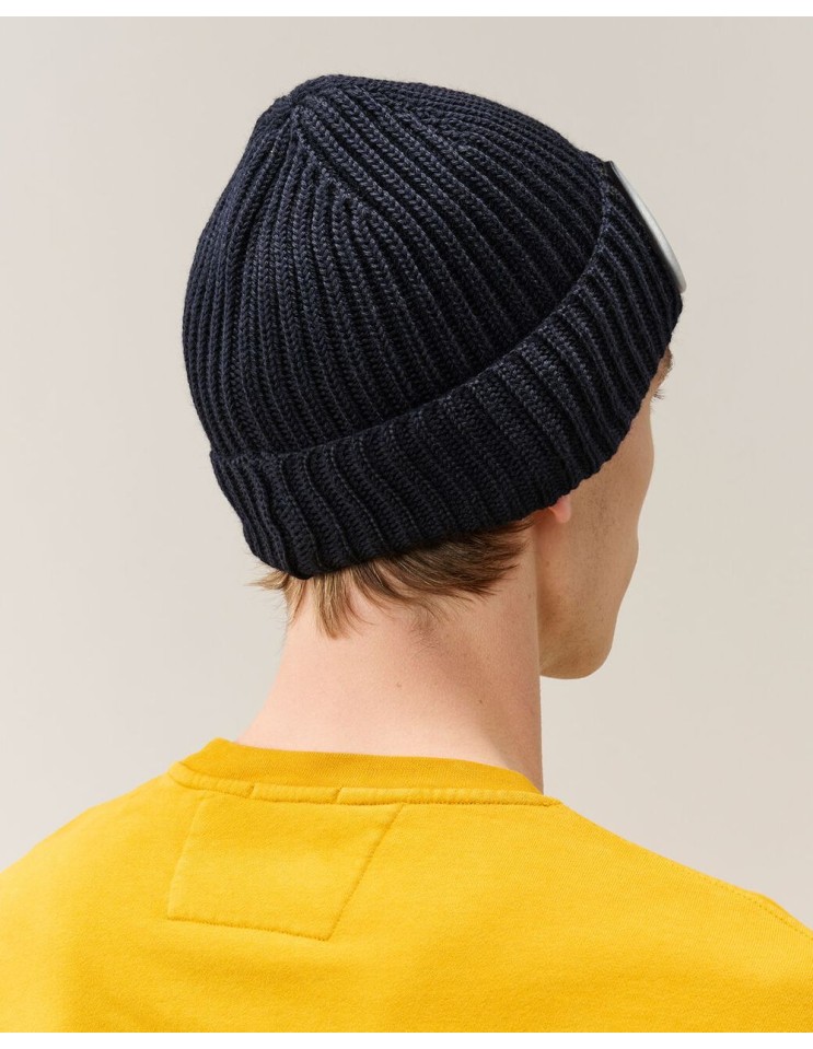 C.P. COMPANY gorro lana merino azul con gafas vista espalda