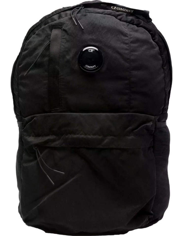 Mochila negra Nylon B con bolsillo oculto y lente NFC – C.P. Company VISTA FRONTAL